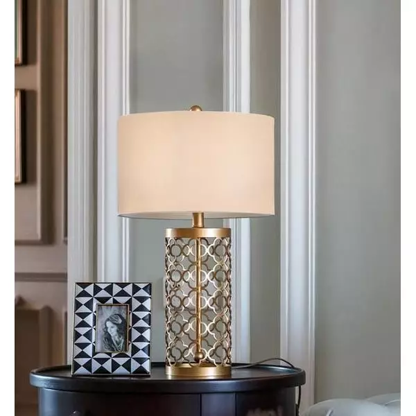 Prolamovaná kovová stolní lampa