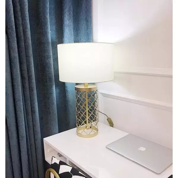 Lámpara de mesa de metal calado