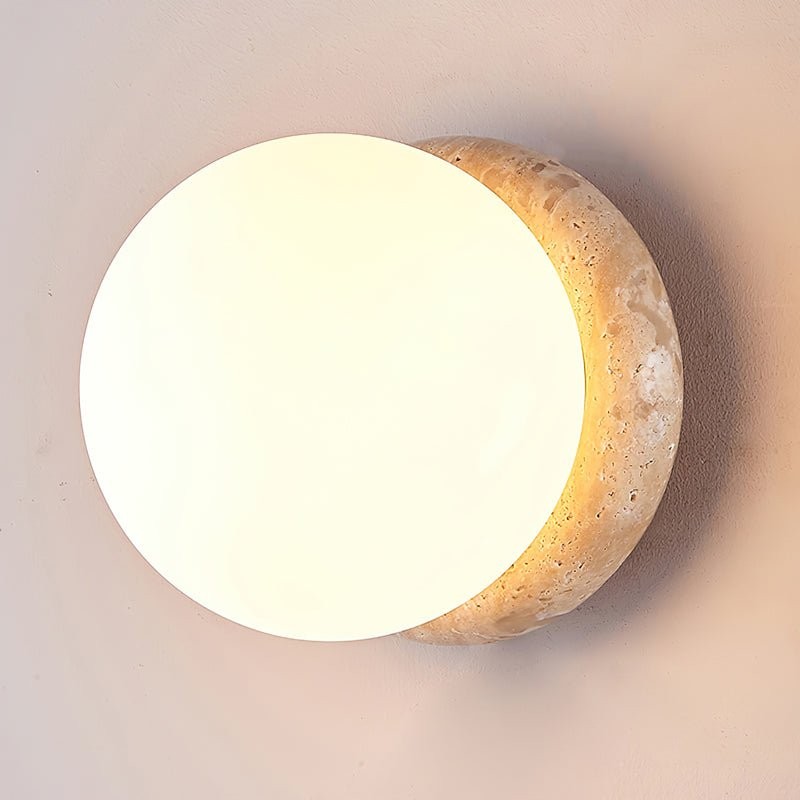 Kugelförmige Wandlampe aus Travertin...