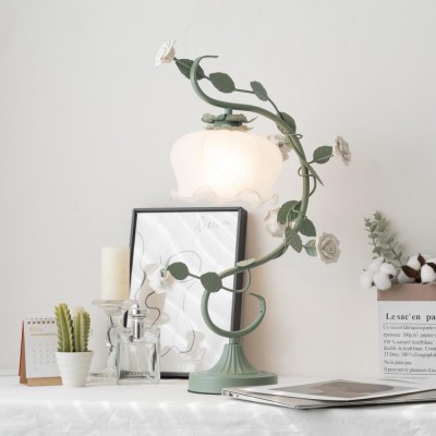Lampada da tavolo con fiore...