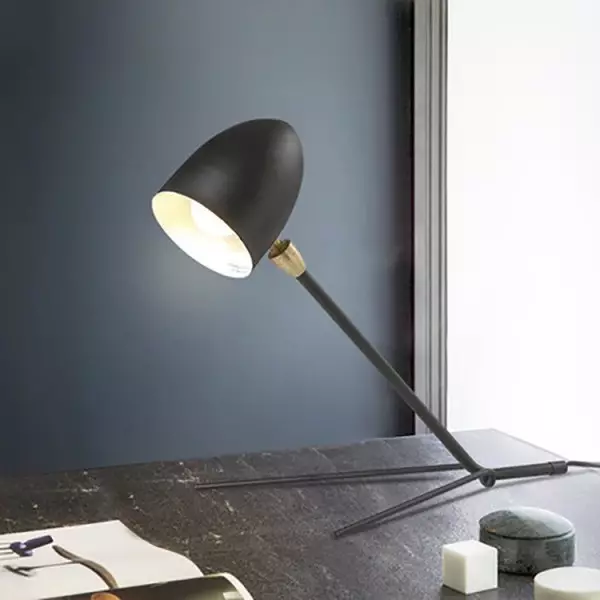 Stativová stolní lampa