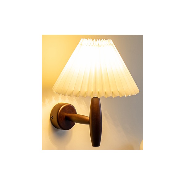 Dřevěná nástěnná lampa
