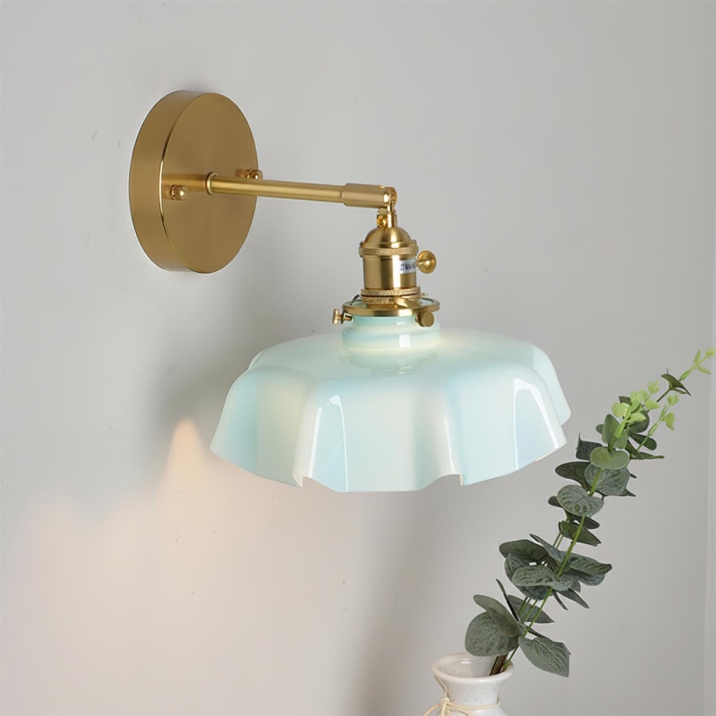 Lámpara de pared con faldón ondulado...