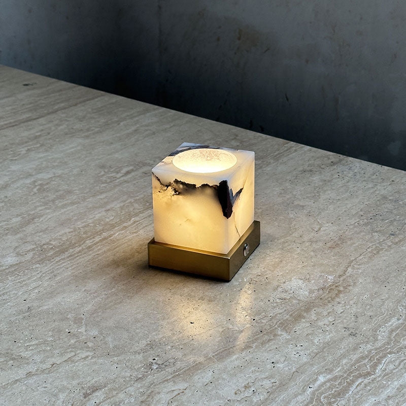 Lampada da tavolo a cubo in marmo D574