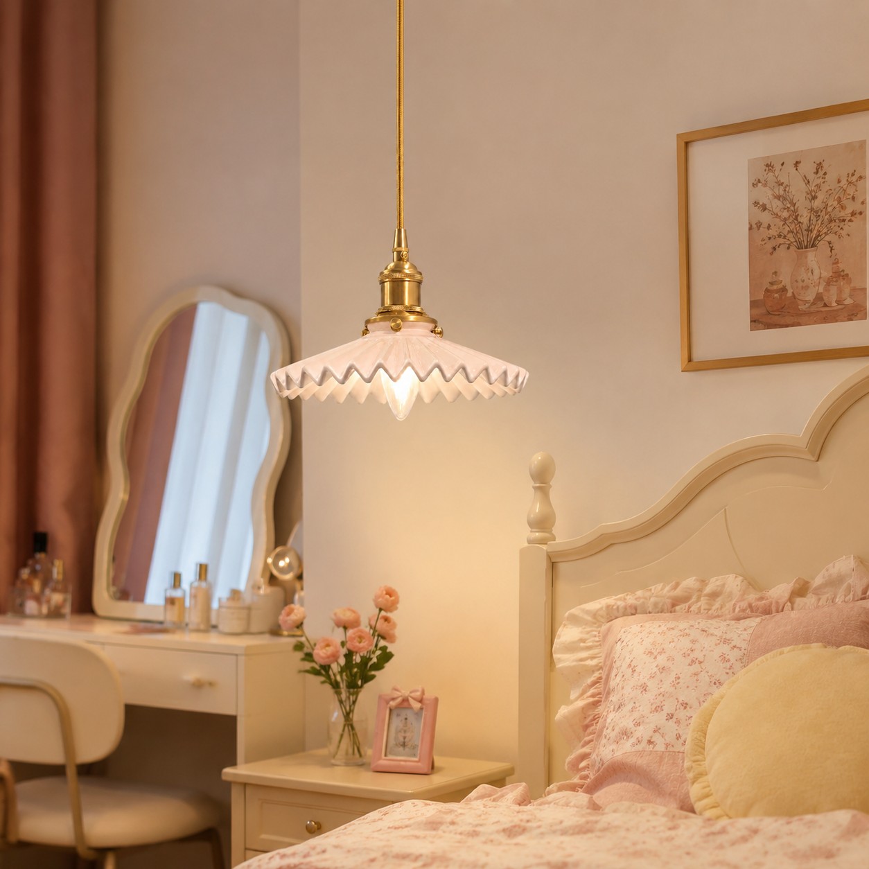 Colgante de cerámica rosa plisada junto a la cama