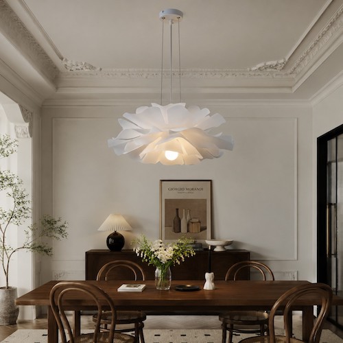 závěsný-lampa-s-bílým-květem-nad-obdélníkovým-dřevěným-stolem