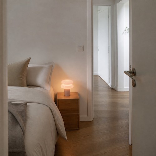 one-lamp-small-bedroom-clear-walkway