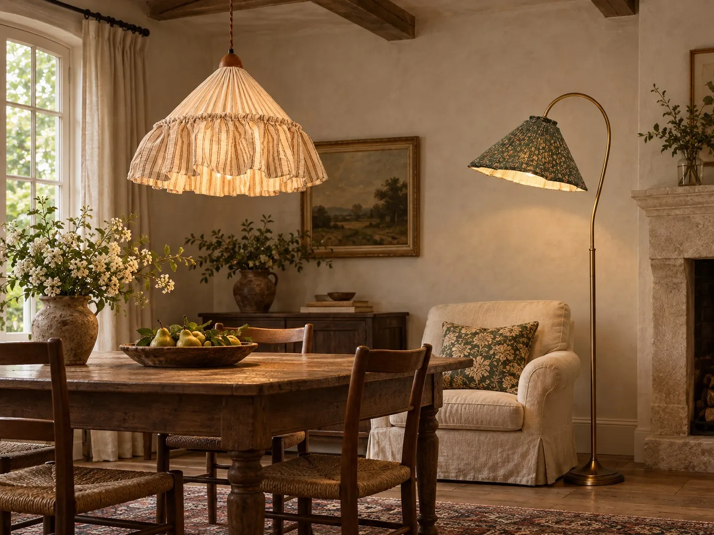 Gestreepte hanglamp met ruche en florale vloerlamp Veslin in een cottagekamer