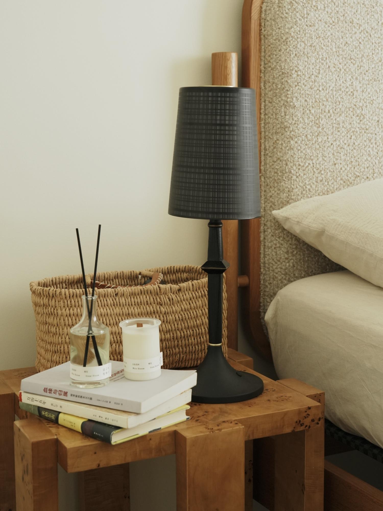 Devon Black Table Lamp (Built-in Battery) D709