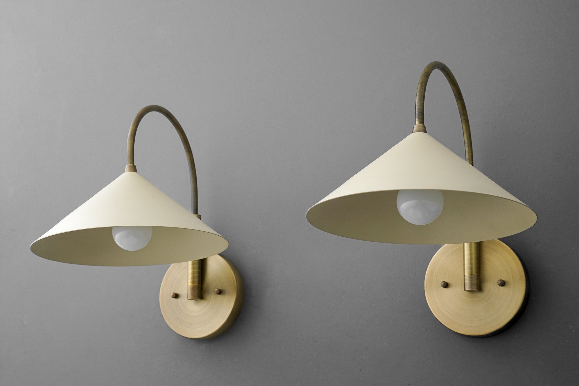 Curva Curved Metal Wall Sconce - Elegant Vintage Wall Lamp for Bedroom K1532