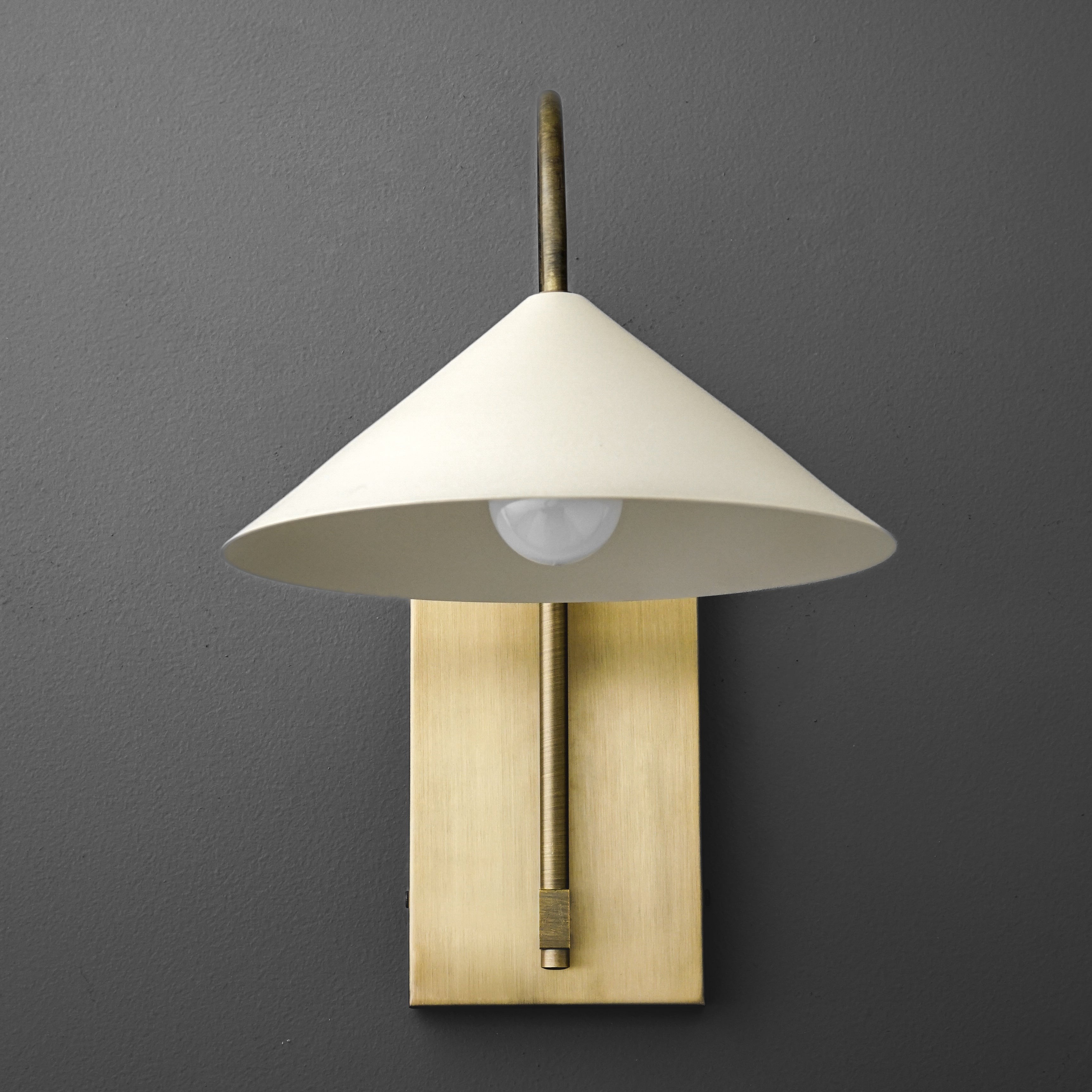 Conique Metal Minimalist Wall Sconce - Sculptural Brass Arch Light for Modern Interiors K1501