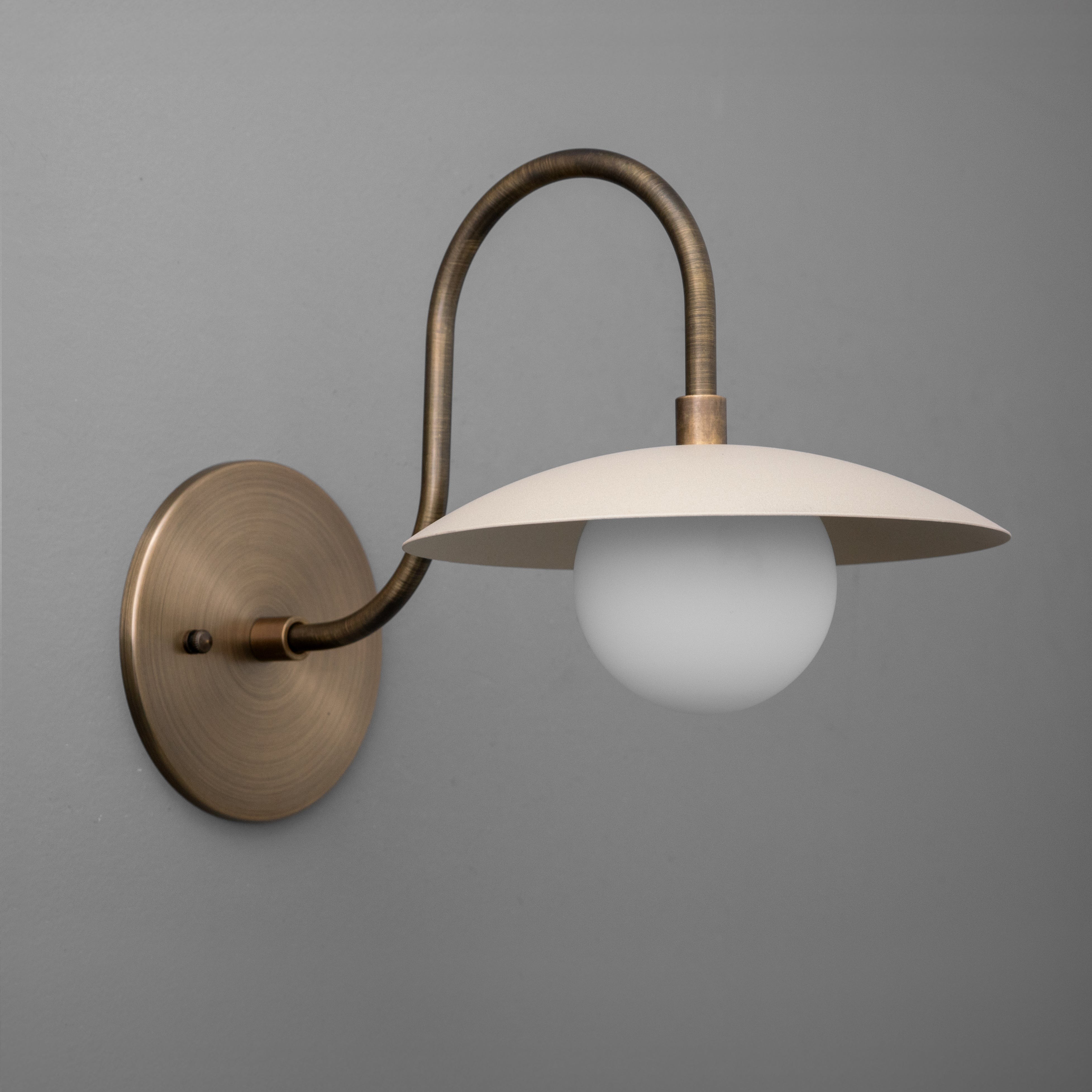 Curva Metal Arched Brass Wall Sconce - Elegant Metal Light for Modern Interiors K1538