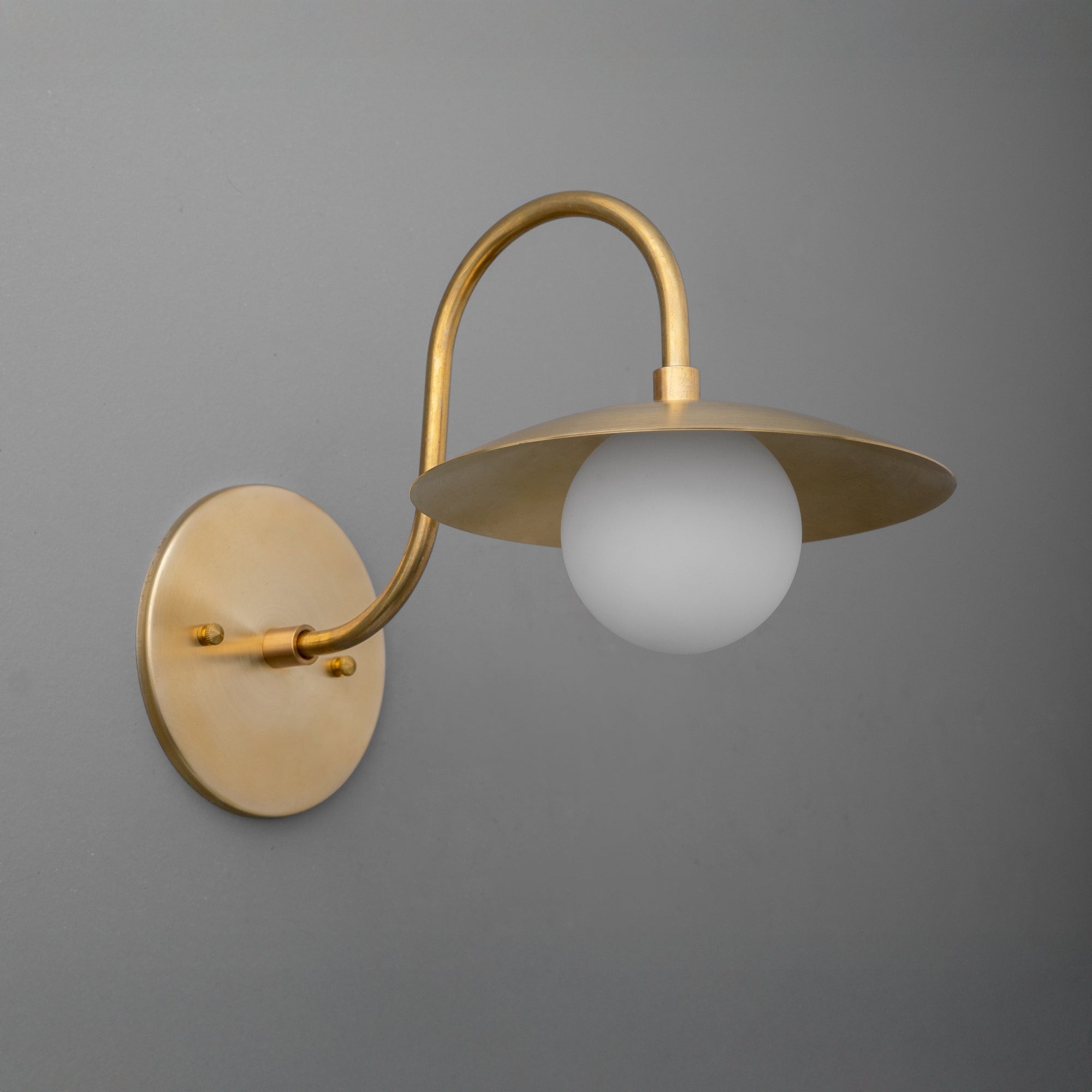 Curva Metal Arched Brass Wall Sconce - Elegant Metal Light for Modern Interiors K1538