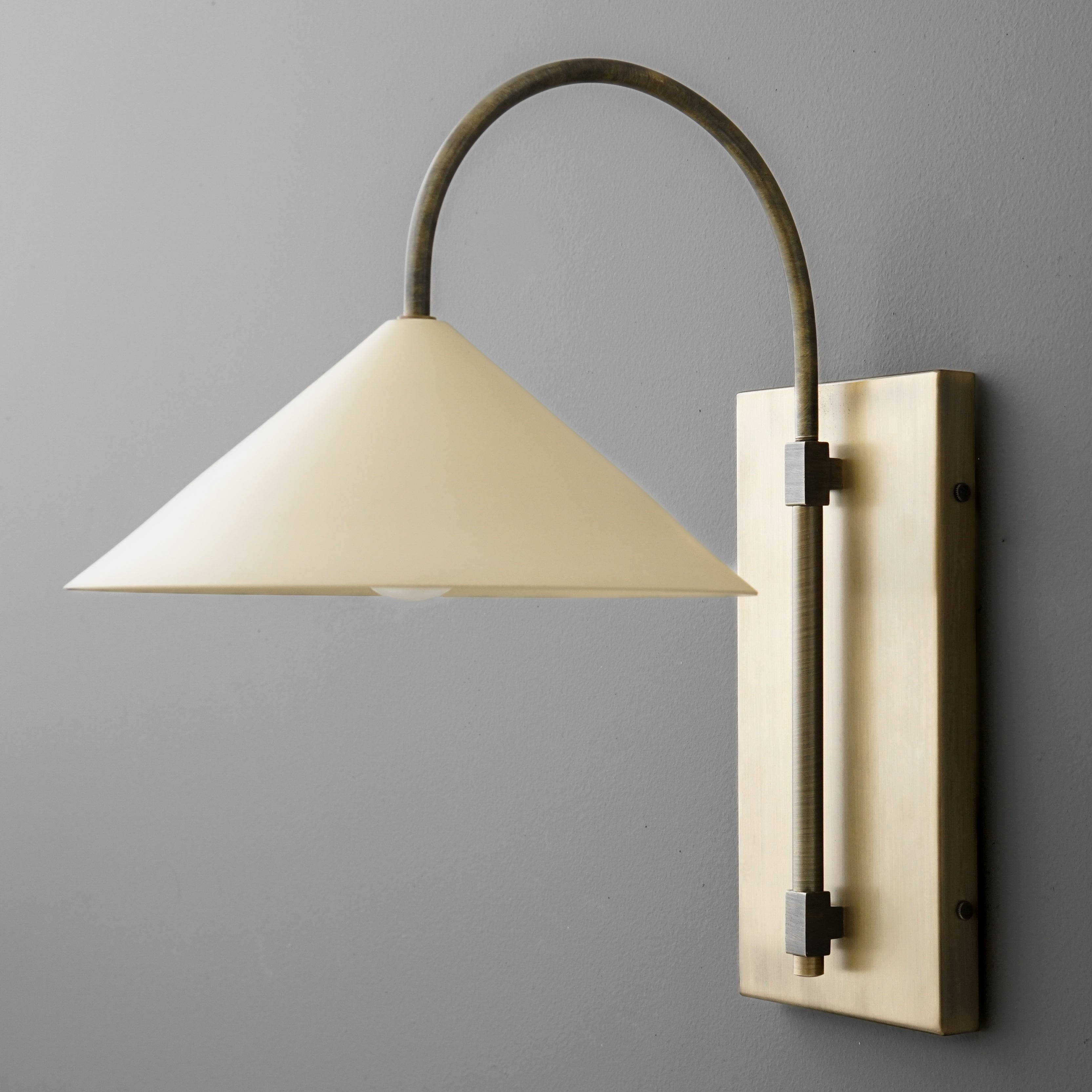 Conique Metal Minimalist Wall Sconce - Sculptural Brass Arch Light for Modern Interiors K1501