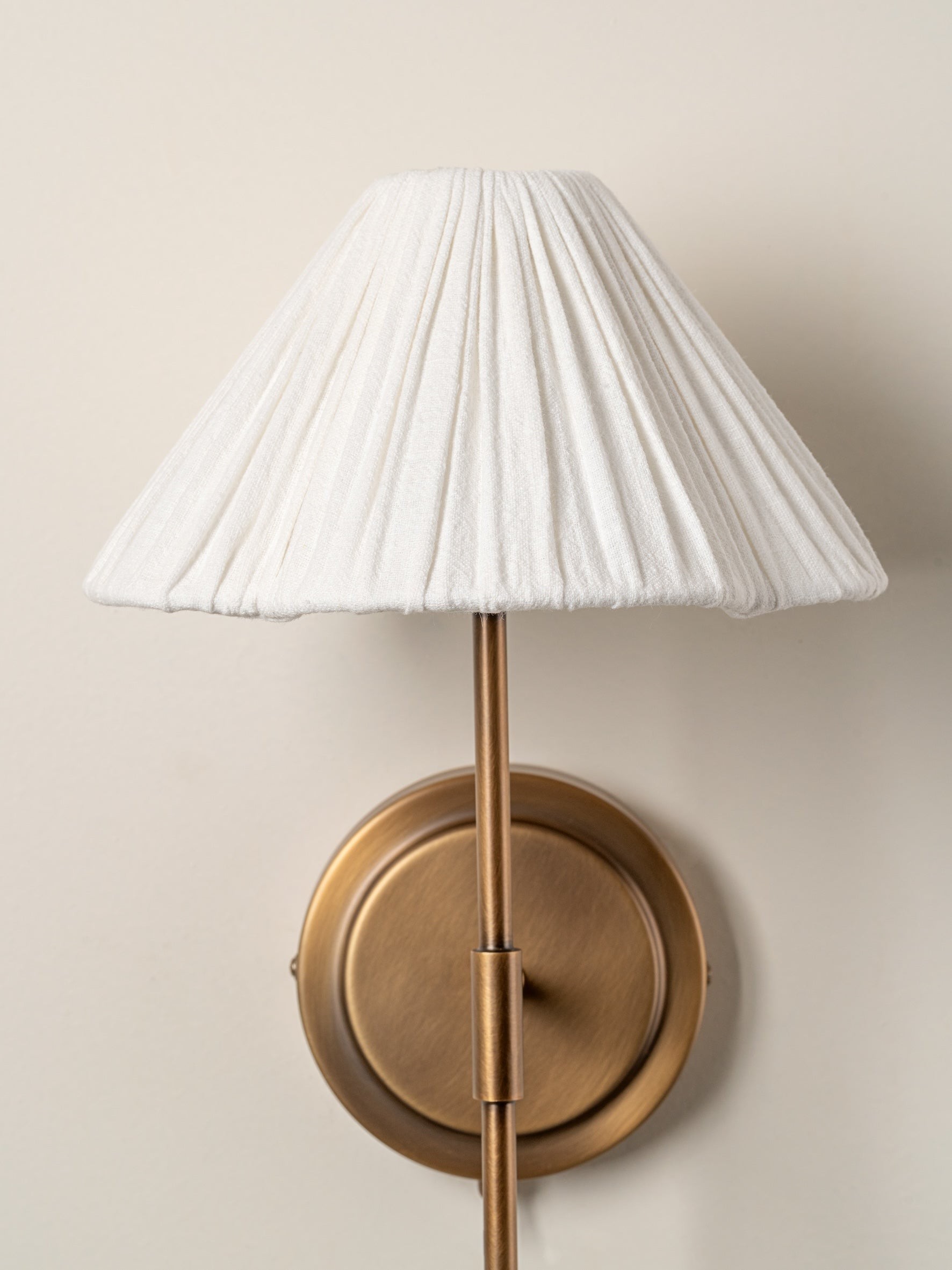 Blossine Scalloped Linen Shade Wall Light - Classic Sconce for Bedroom K1572