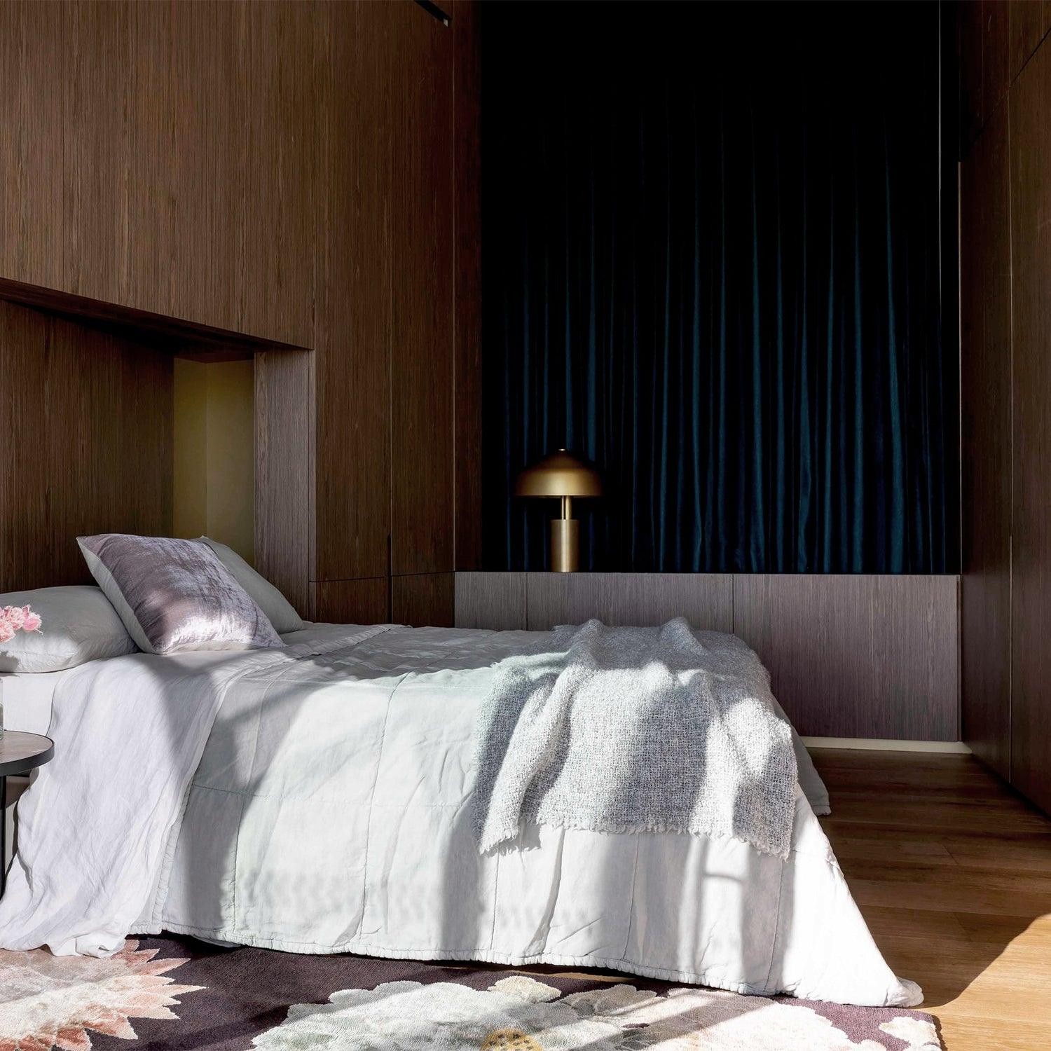 Modern Minimalist Design Crooked Head Table Lamp K559