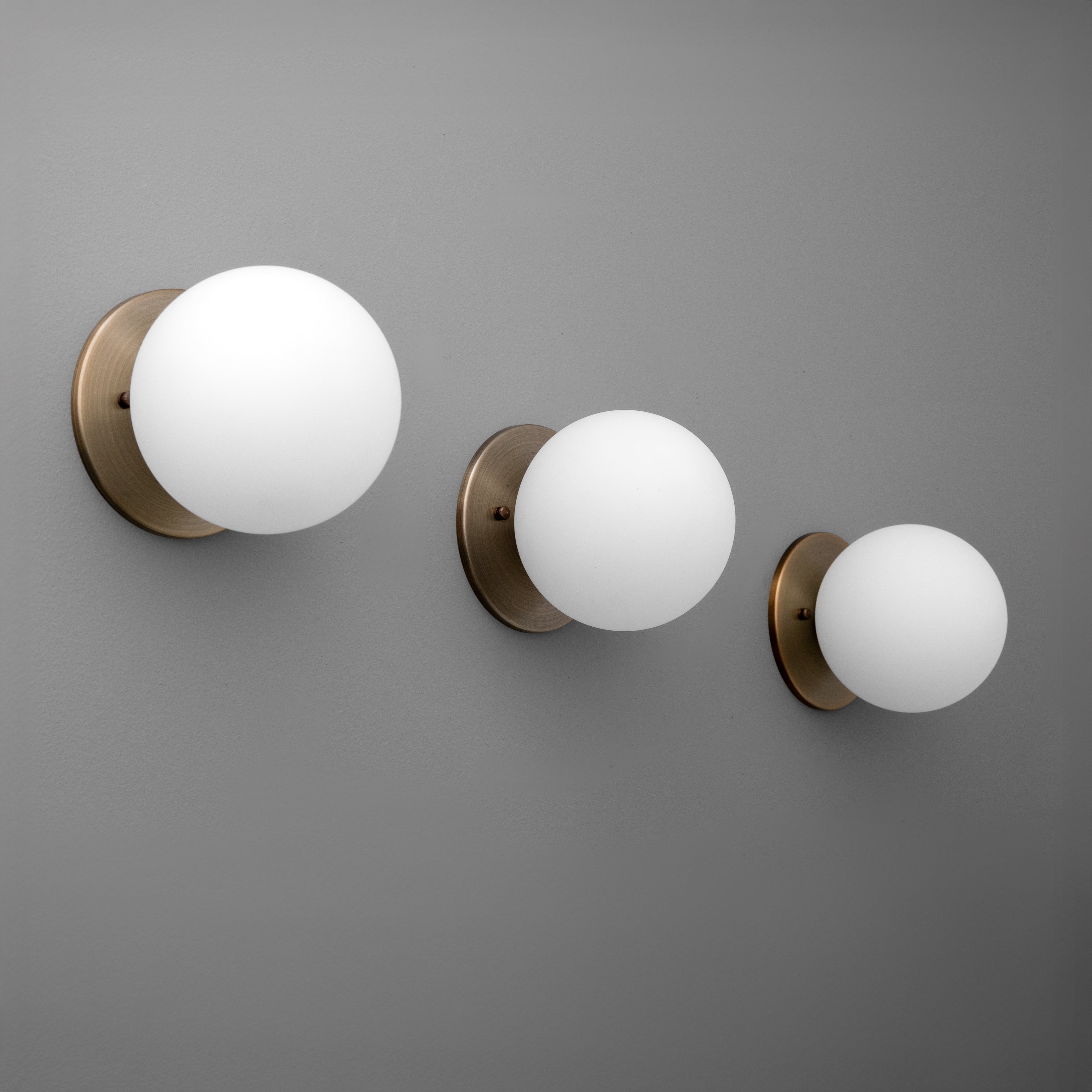 Glorica Glass Brass Wall Sconce - Frosted Globe Classic Light For Warm Ambiance K1530