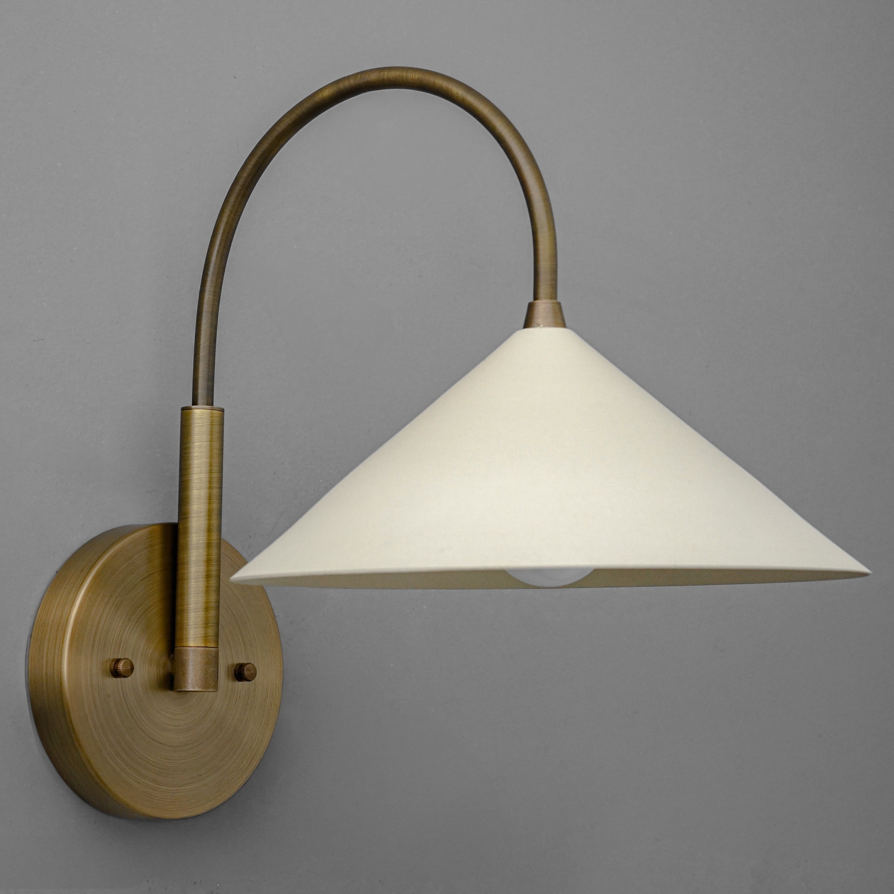 Curva Curved Metal Wall Sconce - Elegant Vintage Wall Lamp for Bedroom K1532