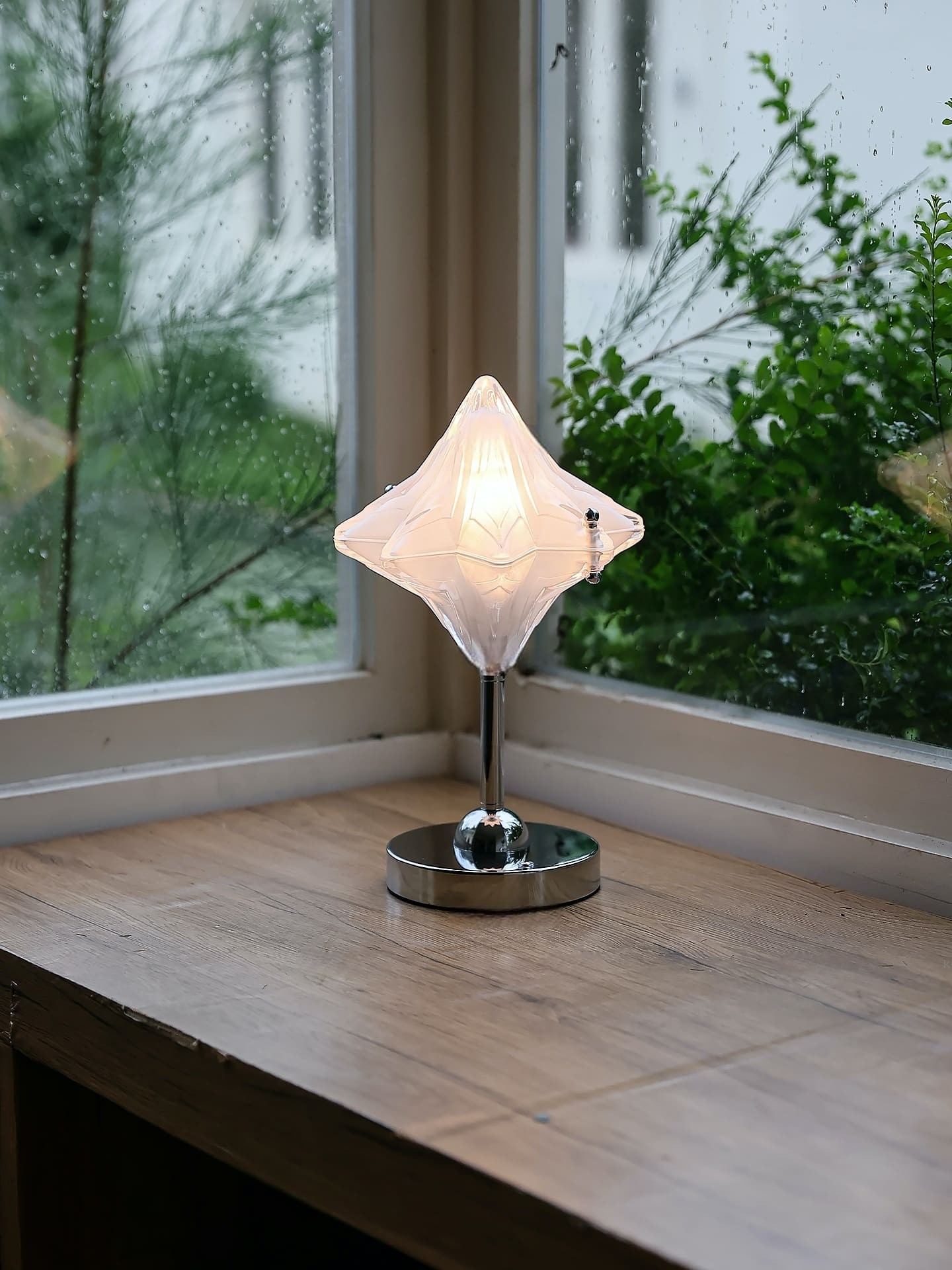 Art Deco Star Table Lamp - Frosted Glass Light for Modern Bedrooms - Astris Lyra K1584