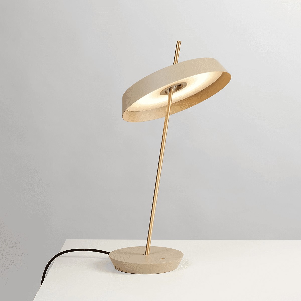 Modern Art Decor Table Lamp For Living Room K604