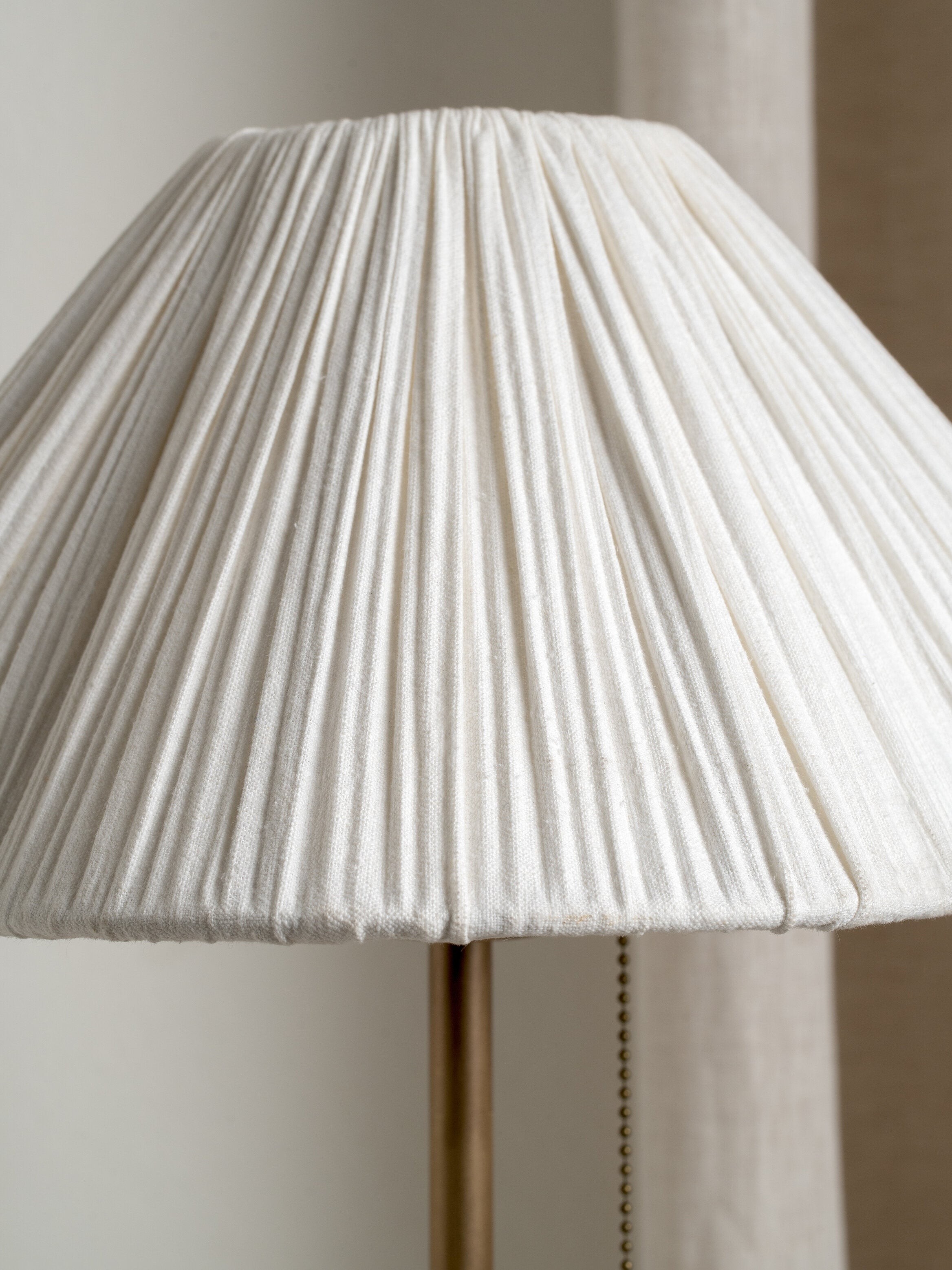 Blossine Scalloped Pleated Fabric Table Lamp - Modern Classic Bedside Lighting K1579