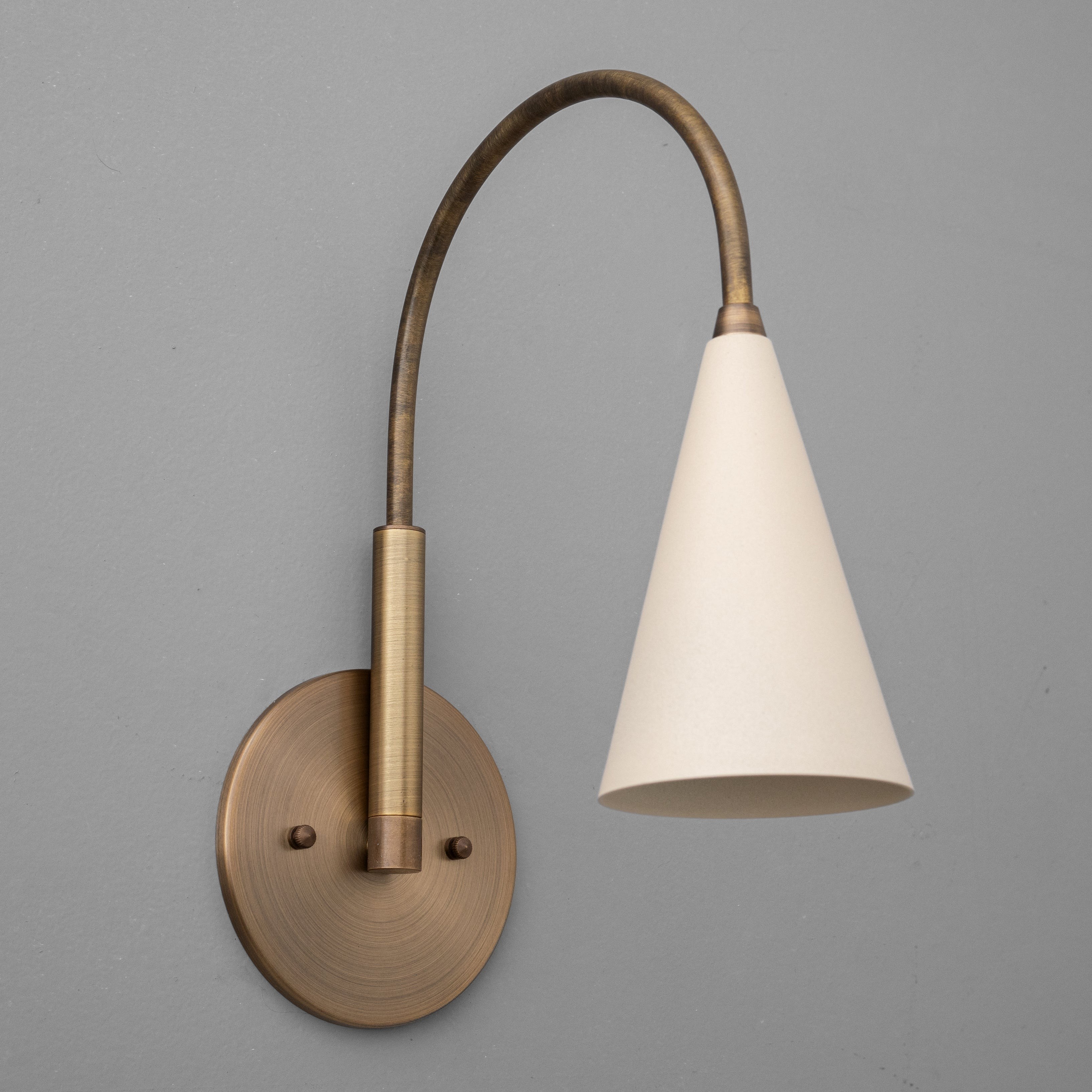 Curva Curved Metal Wall Sconce - Elegant Vintage Wall Lamp for Bedroom K1532