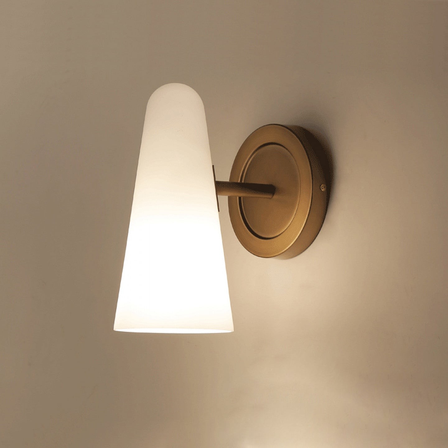 Nordic Simple Light Luxury Brass Wall Lamp K526
