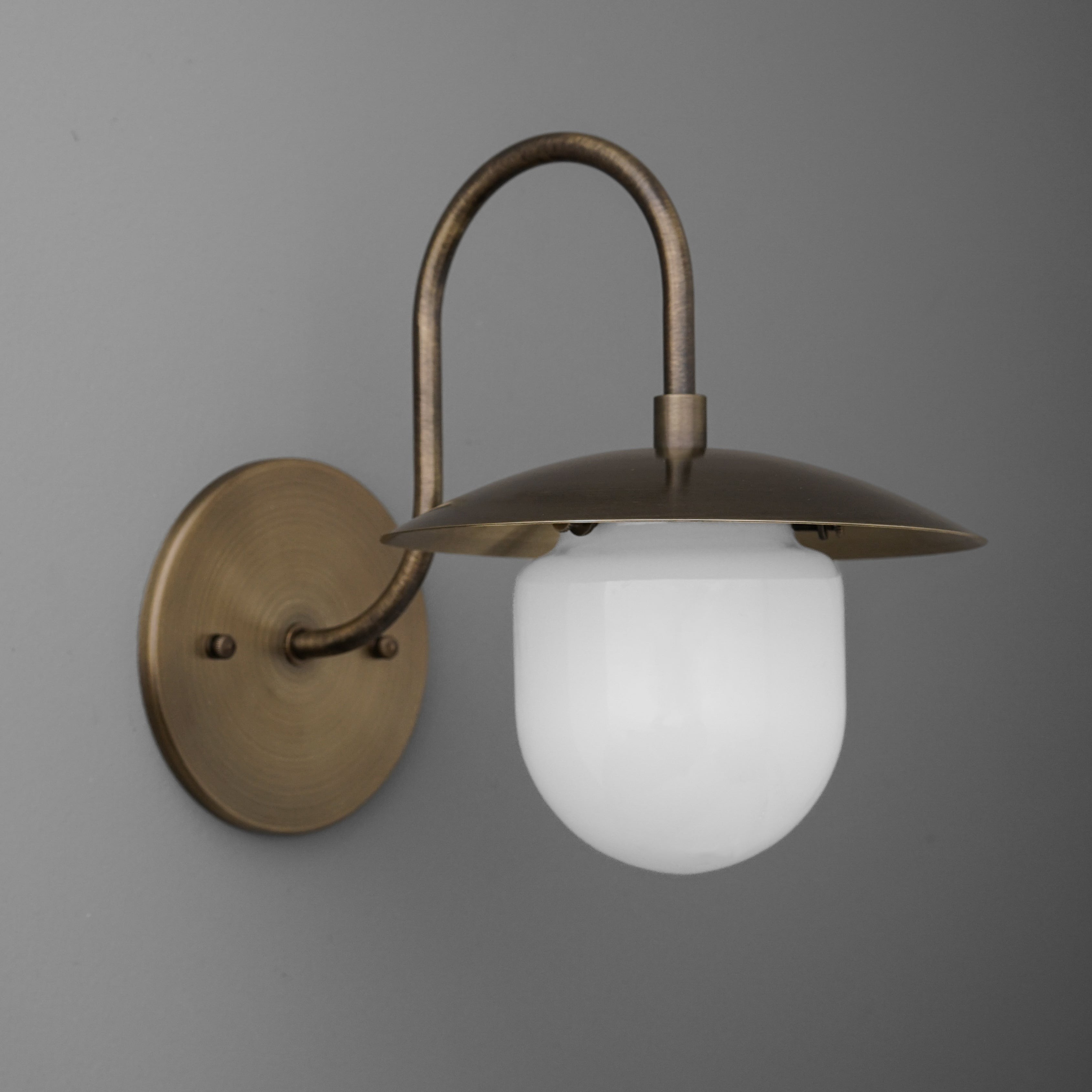 Curva Metal Arched Brass Wall Sconce - Elegant Metal Light for Modern Interiors K1538