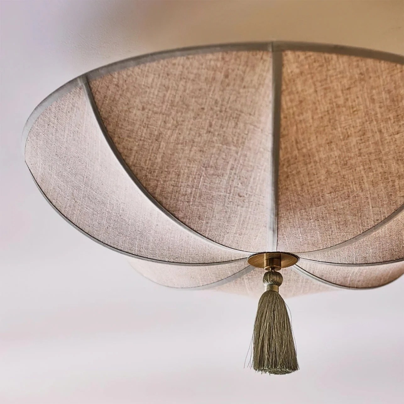 Valoflor Modern Floral Fabric Ceiling Lamp - Decorative Petal Flush Mount for Bedrooms and Living Areas K2146