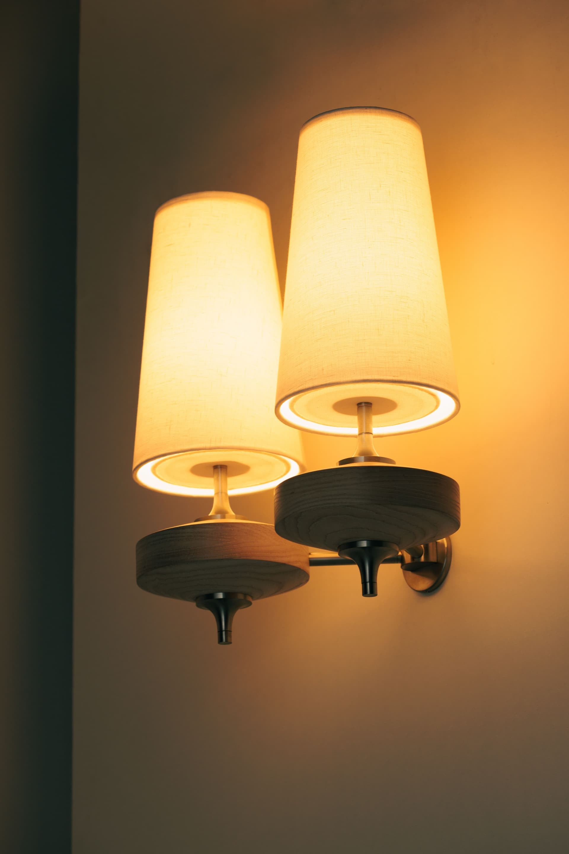 Hour Retro Wood Metal Wall Lamp – Elegant Fabric Accent Lighting for Living Spaces K1208