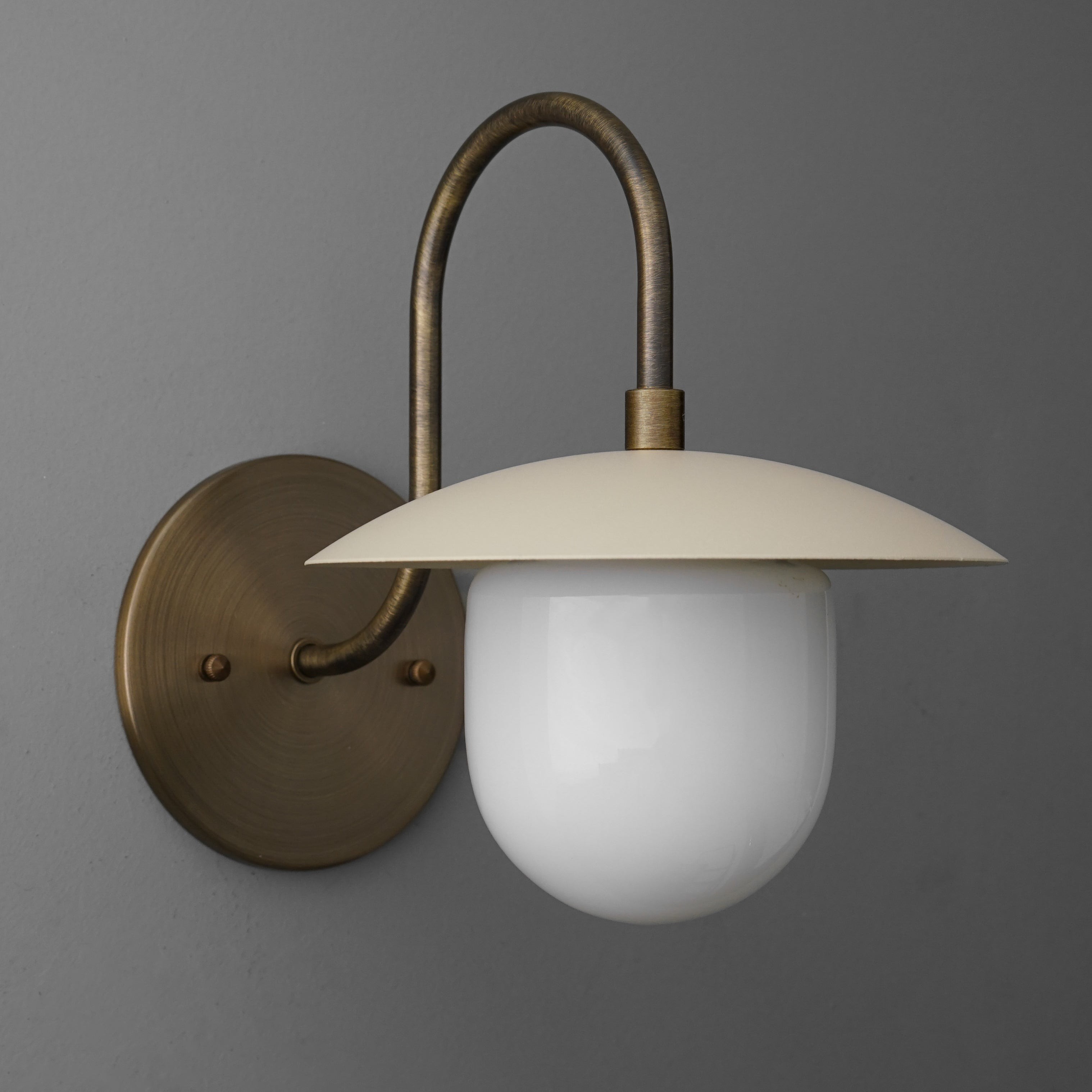Curva Metal Arched Brass Wall Sconce - Elegant Metal Light for Modern Interiors K1538