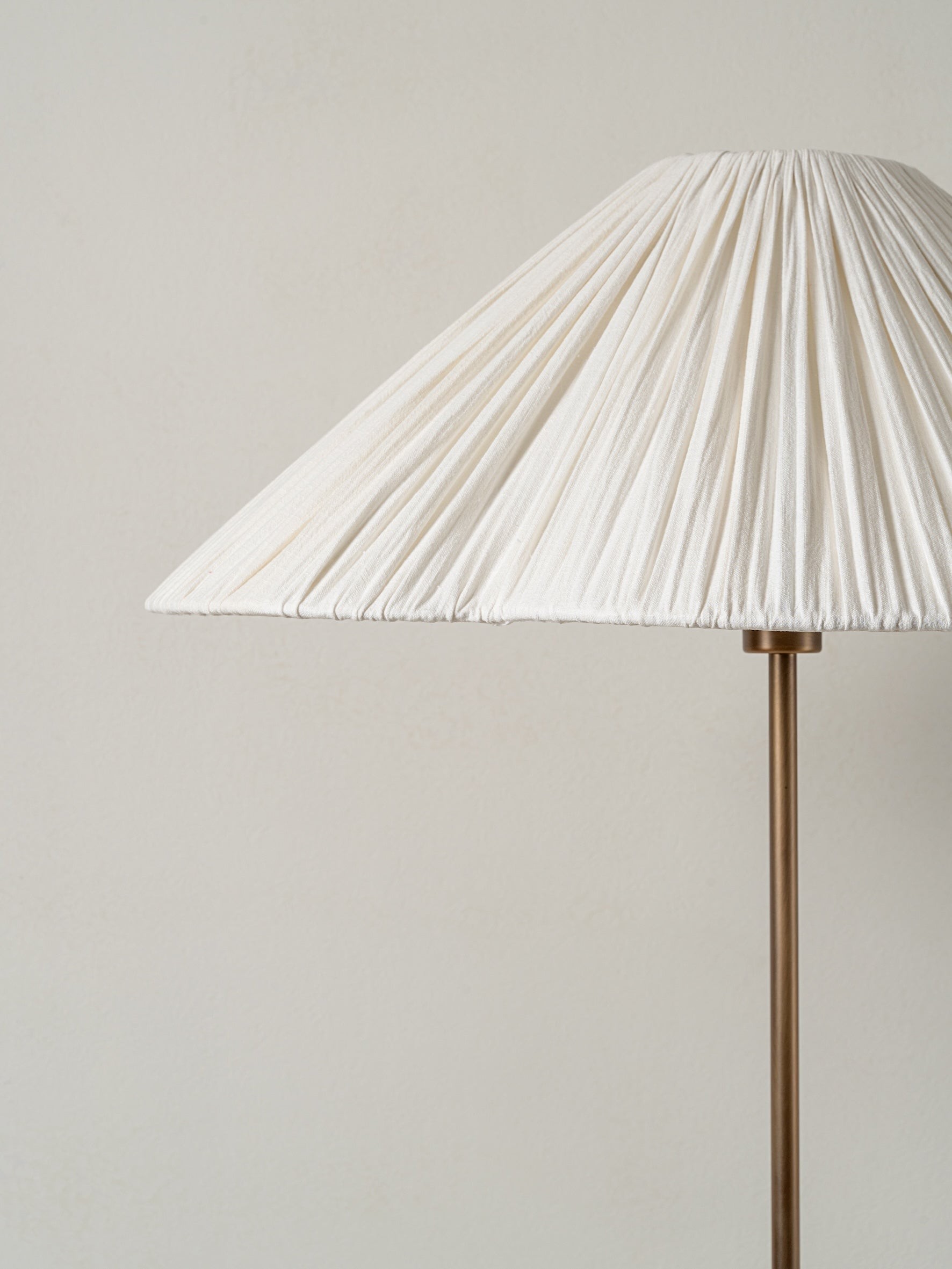 Scalloped Fabric Shade Floor Lamp – Elegant Tall Floor Lamp For Bedroom or Hallway K1570
