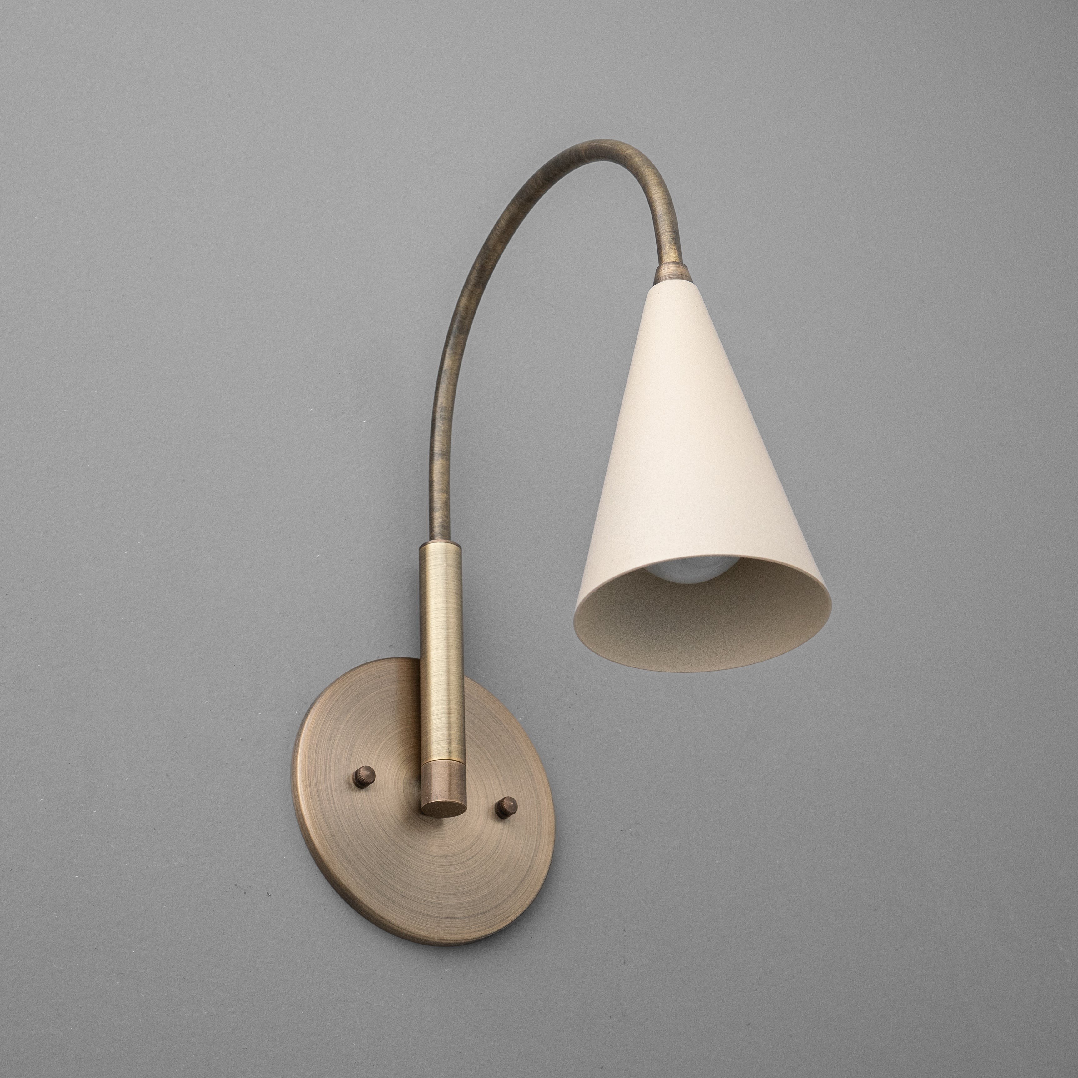 Curva Curved Metal Wall Sconce - Elegant Vintage Wall Lamp for Bedroom K1532