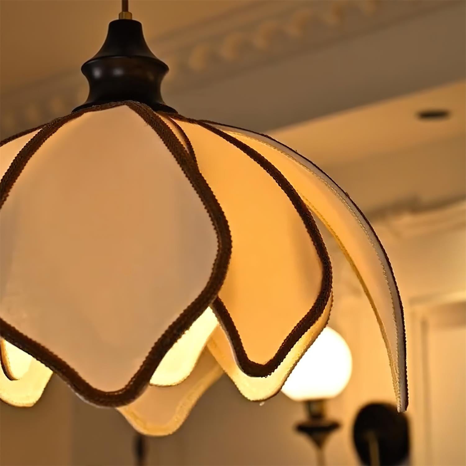 Vintage Cream Petal Pendant Lamp K577