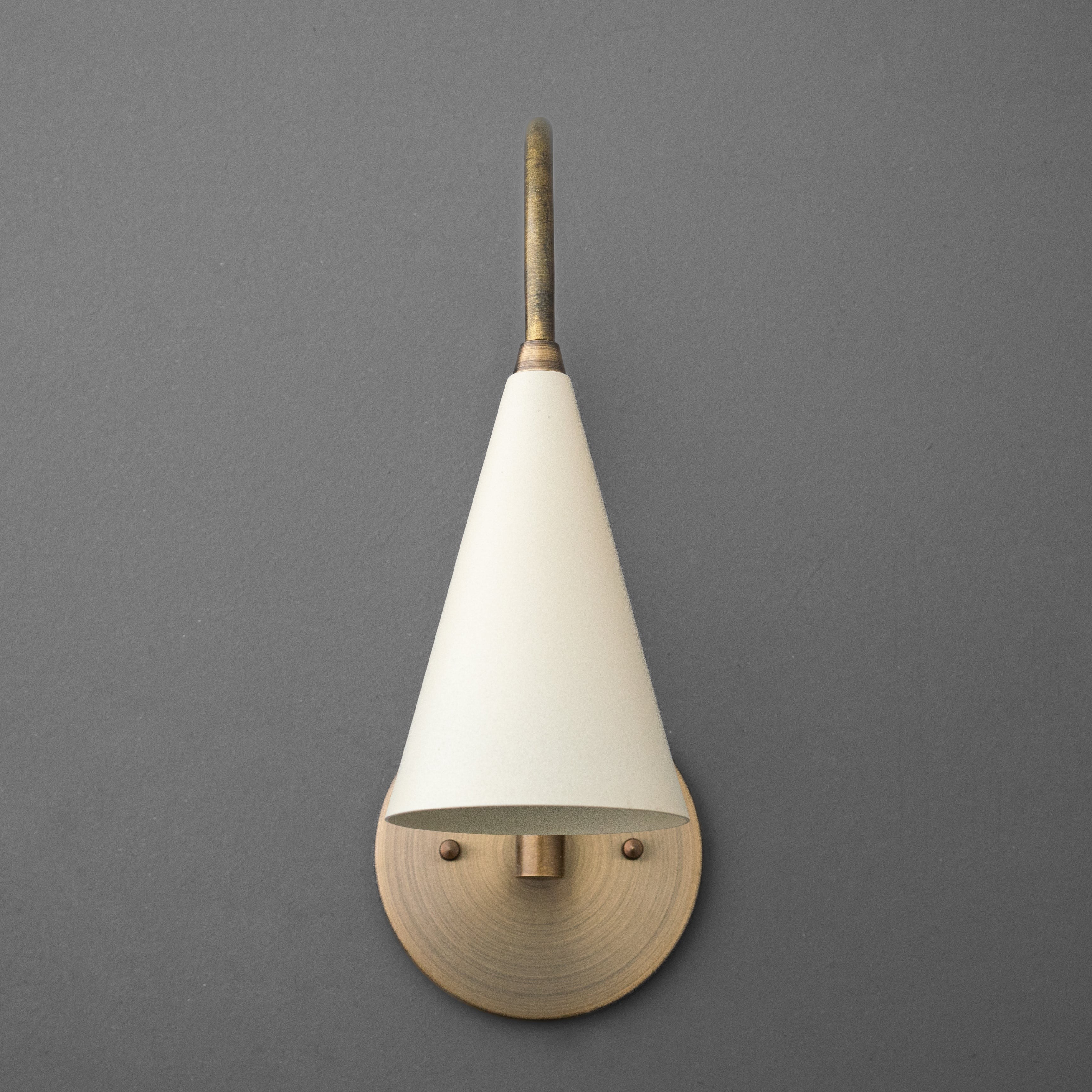 Curva Curved Metal Wall Sconce - Elegant Vintage Wall Lamp for Bedroom K1532