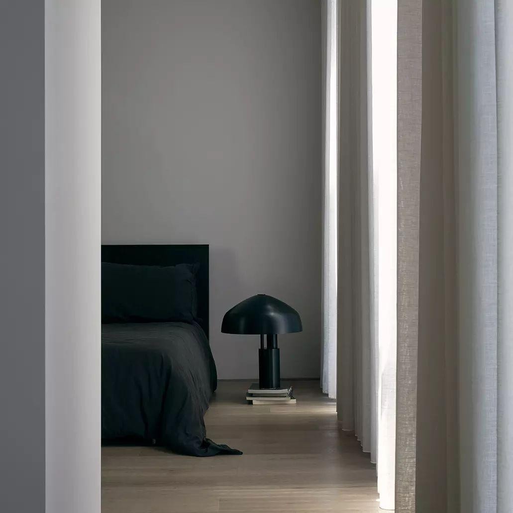 Modern Minimalist Design Crooked Head Table Lamp K559