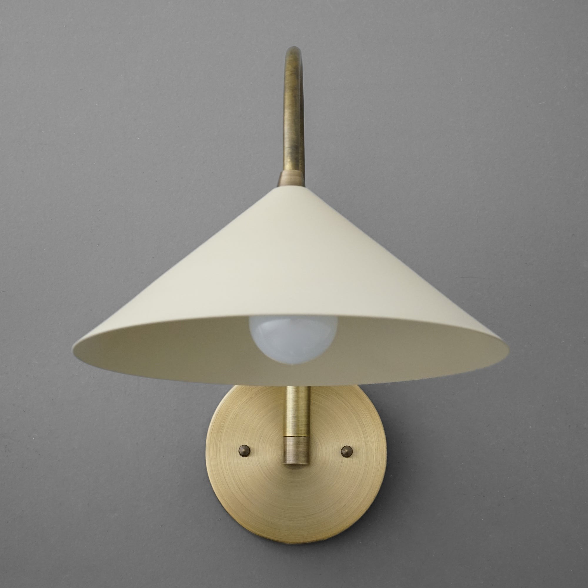 Curva Curved Metal Wall Sconce - Elegant Vintage Wall Lamp for Bedroom K1532