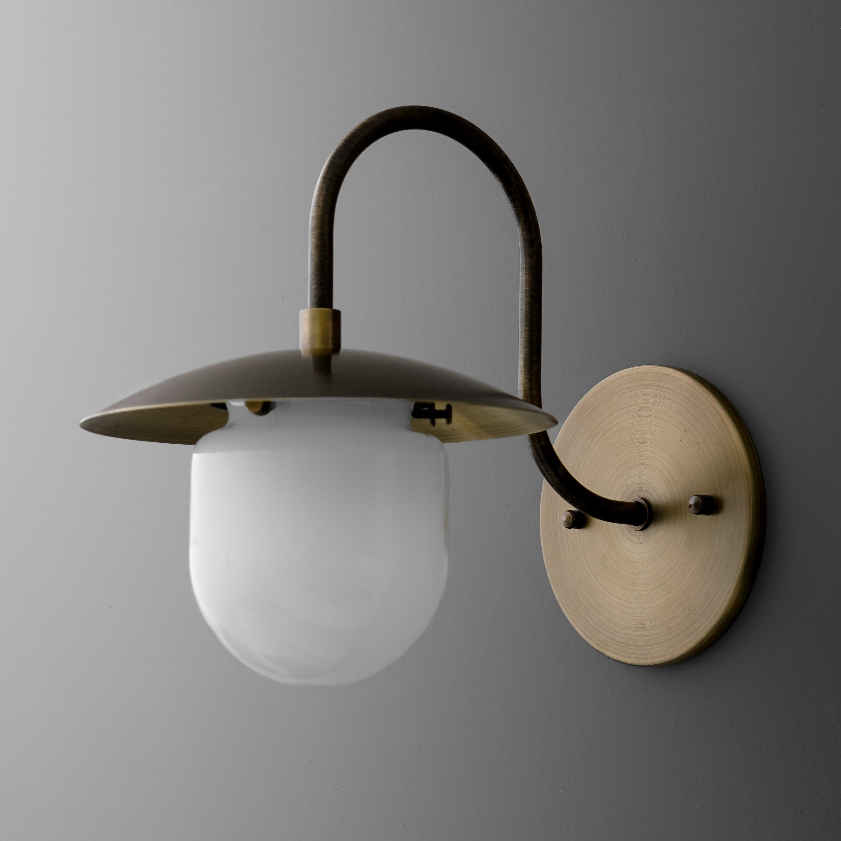 Curva Metal Arched Brass Wall Sconce - Elegant Metal Light for Modern Interiors K1538