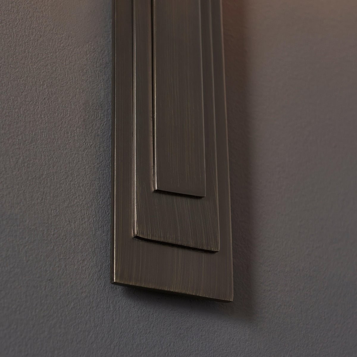 Linexis Vintage-Inspired Wall Sconce with Sculpted Arm Design - Modern Art Deco Style K1935