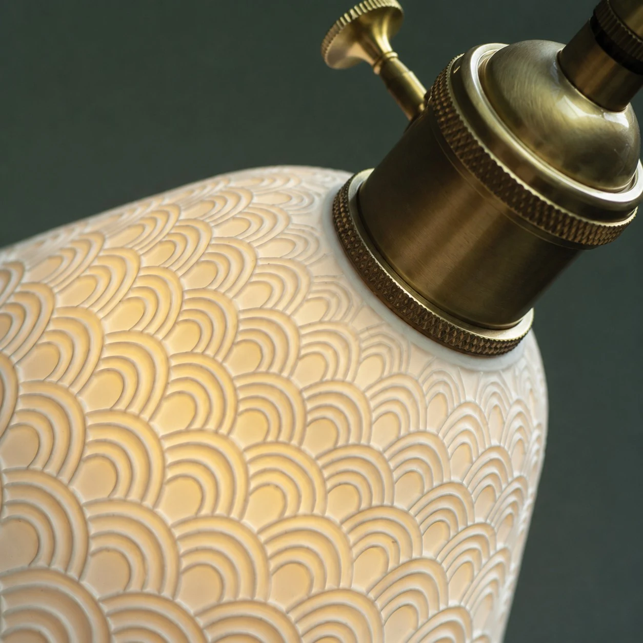 Mosiężne gniazdo i wypukły ceramiczny detal fakturowy