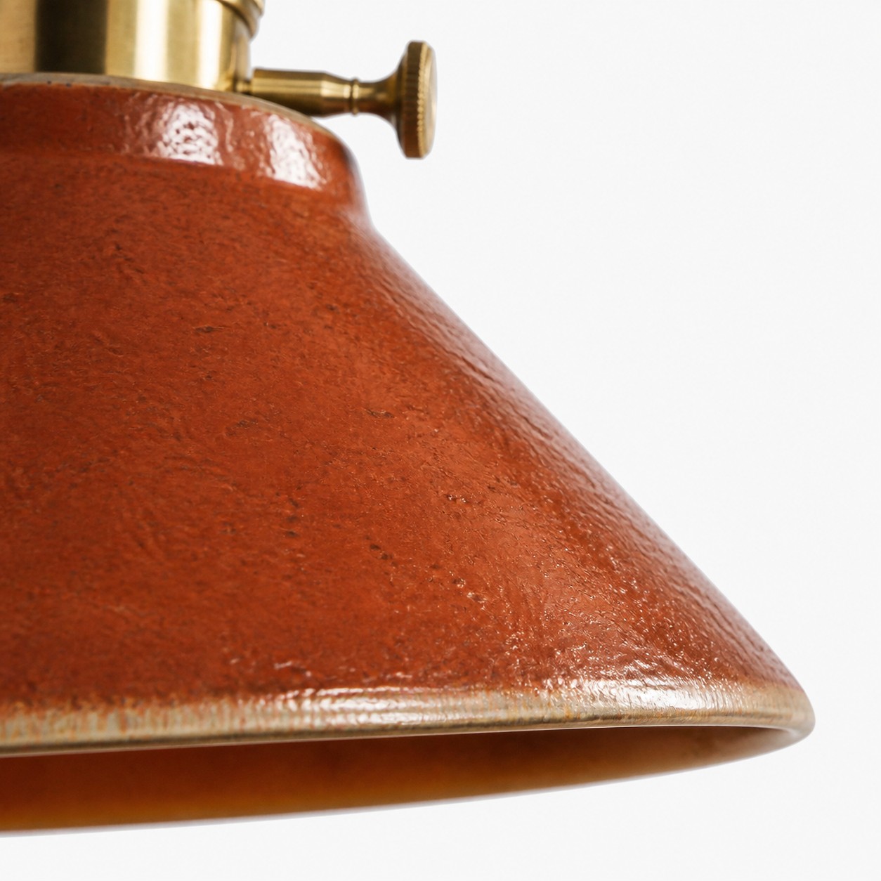 Textura de esmalte rojizo y detalle de borde de cerámica pálida