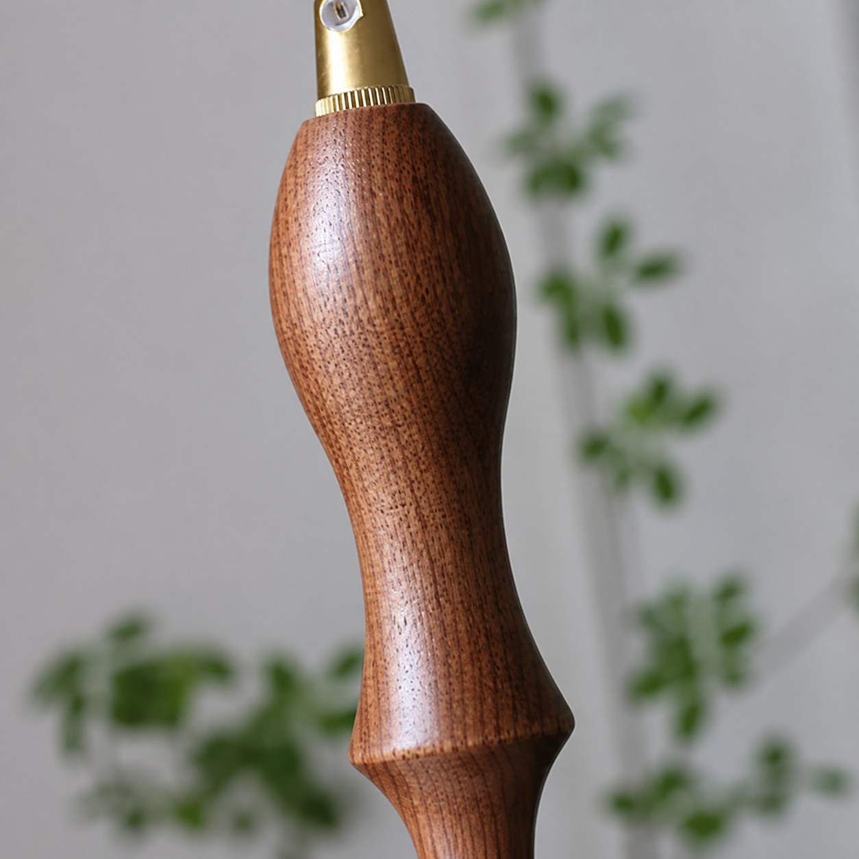 Primer plano de un detalle en madera de nogal