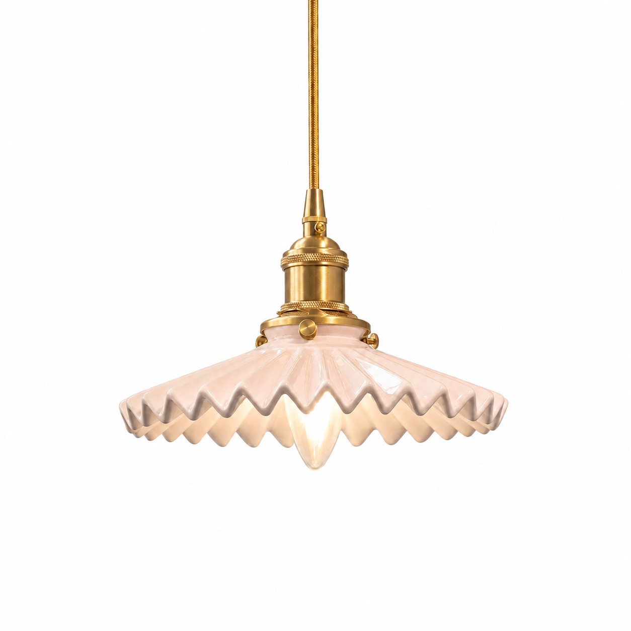 Colgante de cerámica rosa con base con acabado de latón.
