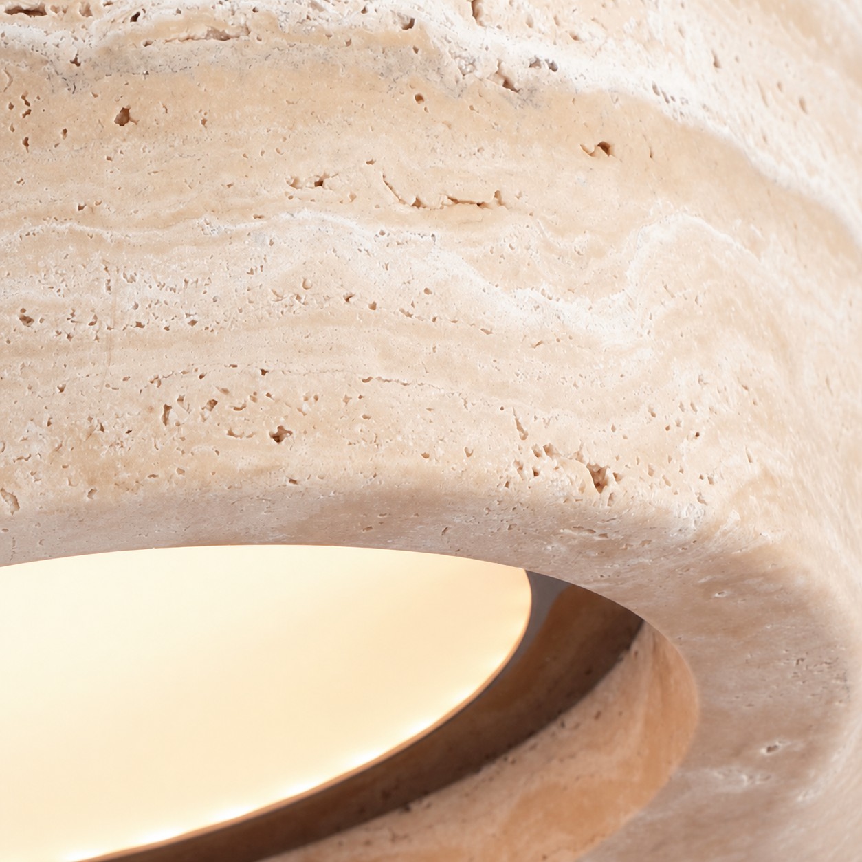Detalle de la textura de la pantalla colgante de travertino amarillo