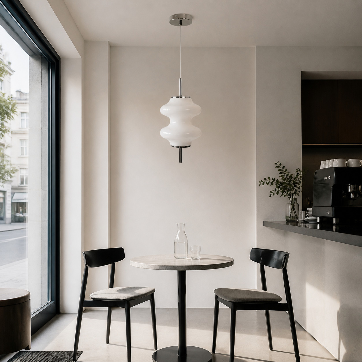 Suspension Mallew dans un cadre de table de café compact