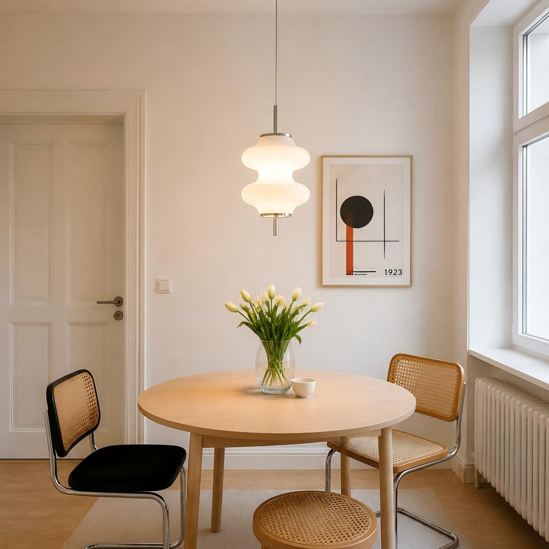 Suspension en verre blanc alvéolé Mallew au-dessus d'une table à manger moderne