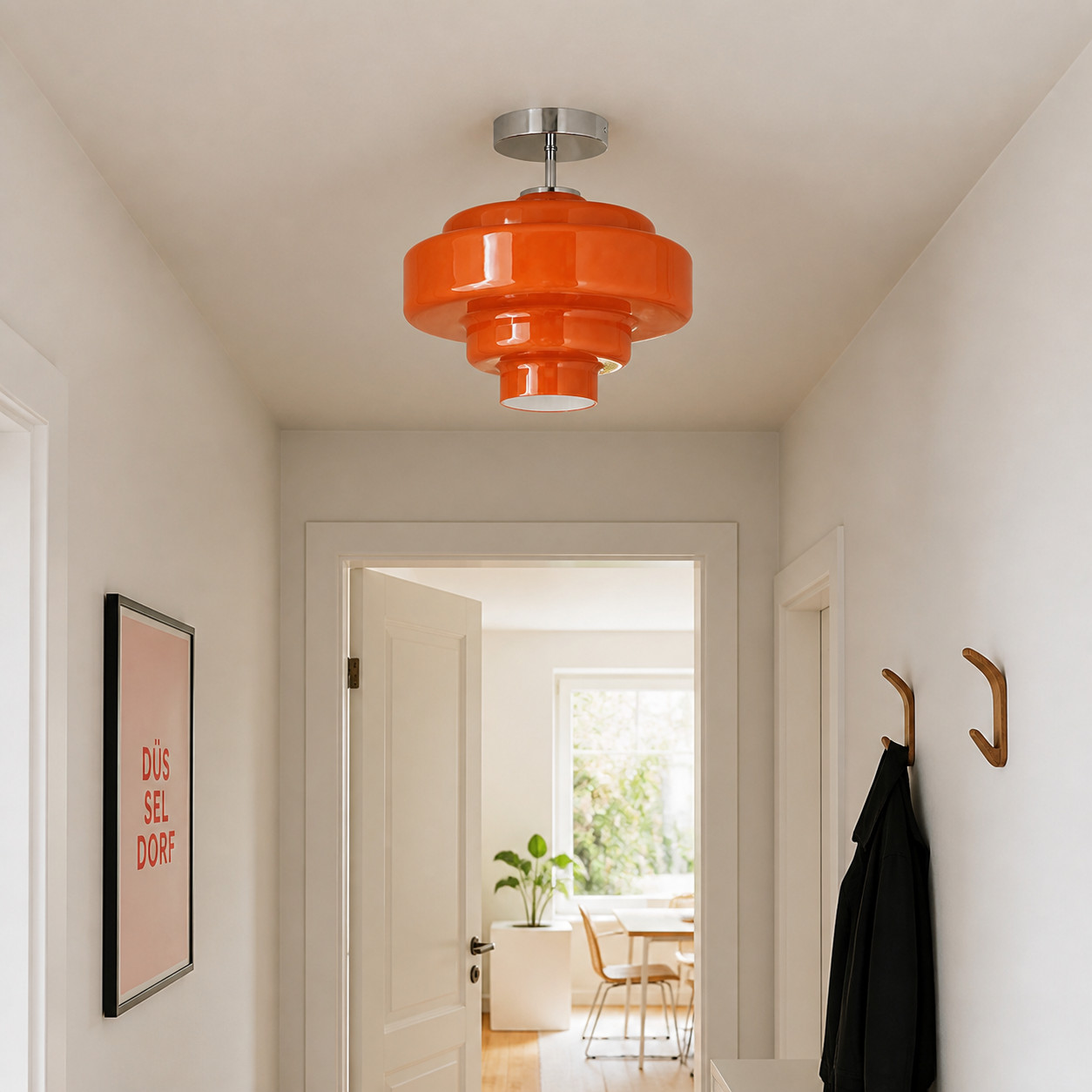 Lámpara de techo de cristal naranja Koloro instalada en un pasillo luminoso