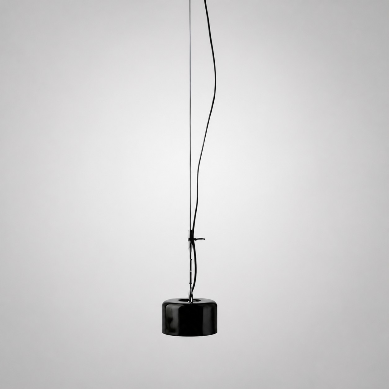 Contrapeso negro en el suelo que mantiene tenso el cable vertical
