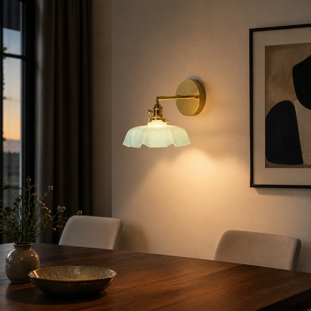 Aplique de pared de vidrio azul opalino y cobre junto a una mesa de comedor.