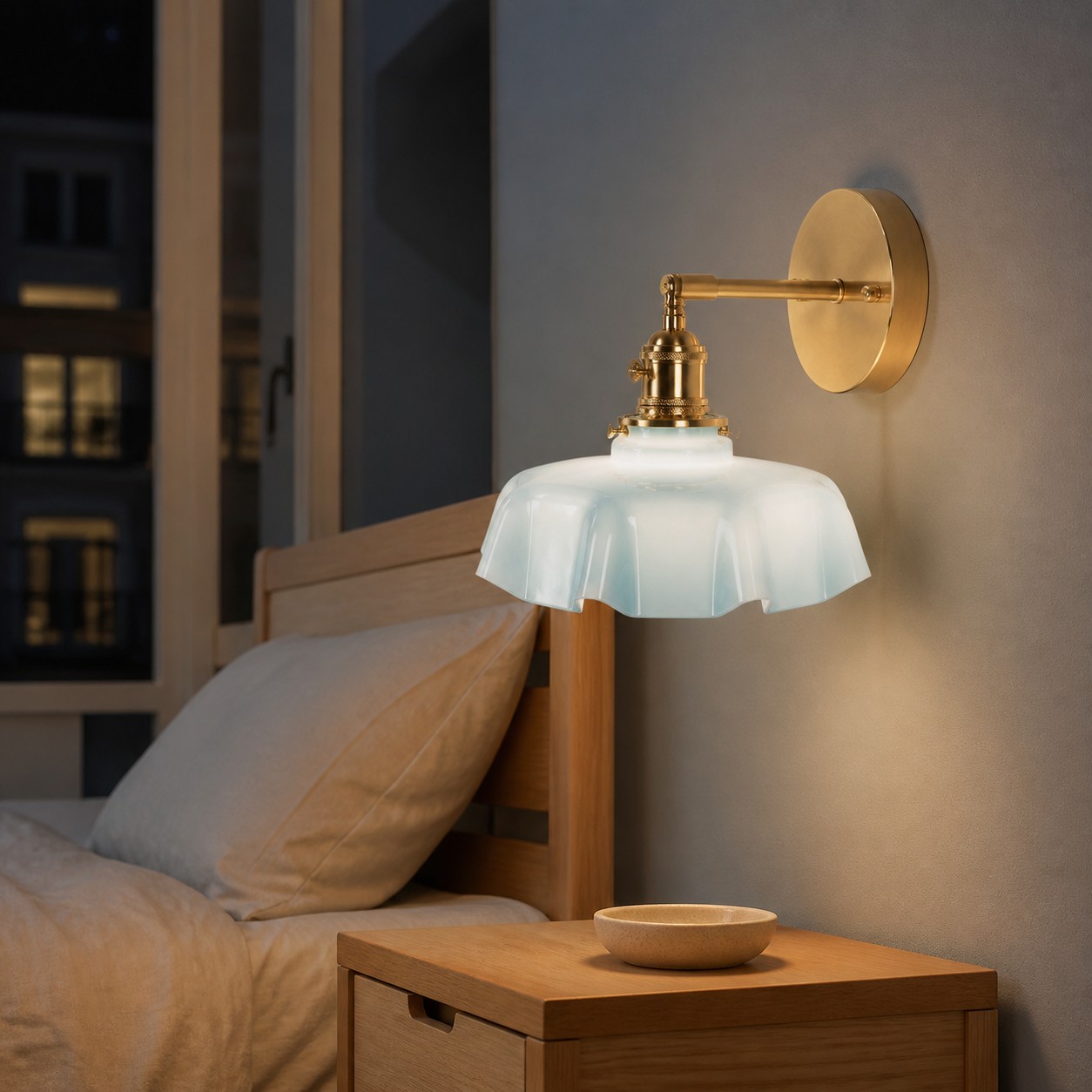 Aplique de pared de cobre con cristal azul opalino junto a la cama.
